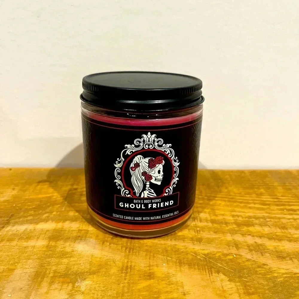 Bath and body works candle Halloween“ghoul friends” discontinued candle lit once